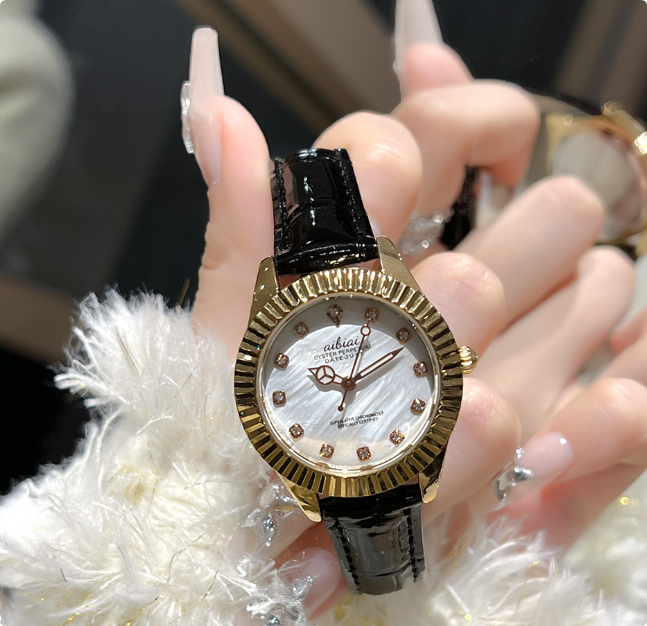 Montre classique en cristal luxueuse