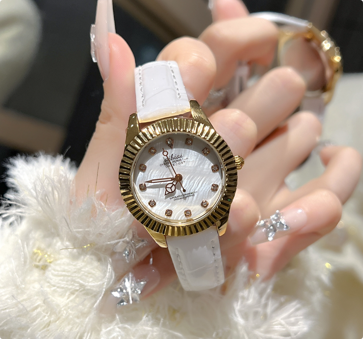 Montre classique en cristal luxueuse